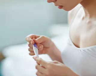 Mujer joven comprobando un test de embarazo
